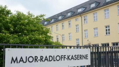 Bild: Tobias Gräf
Wenn das Verteidigungsministerium grünes Licht gibt, könnte unsere Fotomontage bald Realität werden: Eine Mehrheit der Soldaten am Weidener Standort sprach sich für eine Umbenennung in "Major-Radloff-Kaserne" aus. Fallschirmjäger Jörn Radloff fiel 2010 bei einem Sprengfallen-Anschlag in Afghanistan.