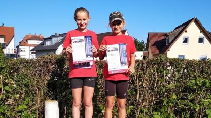 Bild: jma
Die Sportlerinnen Mira Melzner (links) und Linda Gröger sichern sich einen Platz auf dem Treppchen.