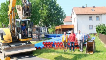 Bild: Stefanie Gradl
Bürgermeister Hans-Martin Schertl und Bauamtsleiter Stefan Ertl lassen sich von Polier Reiner Neumann (von rechts) über den Ablauf der Arbeiten informieren.