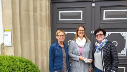 Bild: exb
Monika Stopfer (rechts), Vorsitzende des Katholischen Frauenbundes Eschenbach
und Loni Schäffler (links), zweite Vorsitzende, überreichen Veronika Schlosser eine 200-Euro-Spende für die Regens-Wagner-Stiftung.