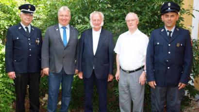 Bild: sön
Mit den Vertretern der Ensdorfer Feuerwehr, Vorsitzenden Richard Reiser (links) und Karl Mertel (rechts), sowie Pater Hermann Sturm (Zweiter von rechts) gratulierte Bürgermeister Markus Dollacker (Zweiter von links) dem Jubilar Josef Aichner zum 85. Geburtstag.