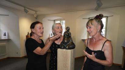 Bild: Winkler
Gemeinsam mit 50 Besuchern eröffnen (von links) Gertrud Funke, Margot Süß-Mertgen und Johanna Süß die Ausstellung zu Ehren ihres verstorbenen Bruders Franz Süß im Alten Schulhaus.
