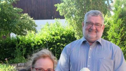 Bild: ohr
Waldemar Rebsteck beging im Seniorenheim "Arche Noah" seinen 85. Geburtstag. Bürgermeister Armin Schärtl (stehend) überbrachte im Namen der Stadt Nabburg die Glückwünsche zum Festtag im Beisein von Tochter Marianne (links).