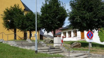 Bild: fjo
An der Freitreppe zur Pfarrkirche entsteht das neue tschechisch-deutsche Freundschaftskreuz als Ausdruck der belebten Freundschaft zwischen den Partner- und Nachbargemeinden Rozvadov und Waidhaus.