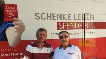 Bild: exb
Andreas Beer (rechts) gratulierte und danke Ulrich Irl, dass er bereits 100 Mal Blut gespendet hat.