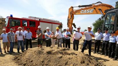 Bild: mef
Unter Feuerwehrsirene und mit Schutzausrüstung vollziehen (von links) Christian Hartinger, Kommandant Felix Müller, Bürgermeister Günter Stich, Kreisbrandrat Marco Saller, Bauleiter Günther Hecht und Dipl.-Ing. Ferdinand Lehner den symbolischen ersten Spatenstich.