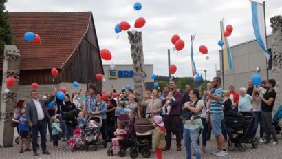 Bild: weu
Mit einem gemeinsamen Luftballonsteigen, das den Kindern aber auch den Eltern viel Spaß bereitete, endete der Babyempfang.