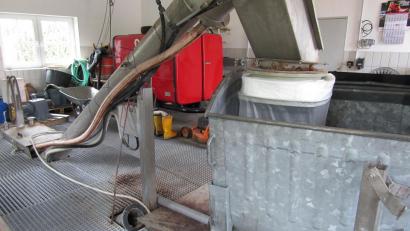 Bild: sck
Das Kombigerät in der Kläranlage mit einem offenen Anschluss für das Rohr der Sandaustragung, durch welches die Schnecke den Sand in den Container befördert.