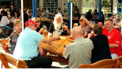 Bild: R. Kreuzer
Bestens unterhalten waren die Gäste beim traditionellen Gartenfest der "Gemütlichkeit Mooslohe" mit dem Merlin-Duo.