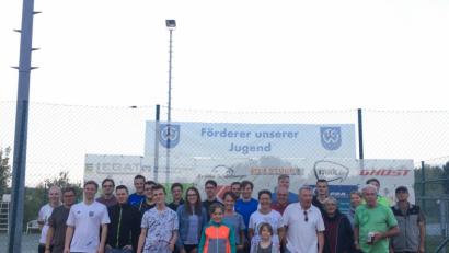 Bild: lym
Die stolzen Teilnehmer des Zoiglturniers, allen voran die Sieger Eva Kastl (links), Otmar Schröpf (zweite Reihe, rechts) und Sandro Selch (zweite Reihe, Sechster von links) sowie Organisator Levin Weber (erste Reihe, Dritter von links).