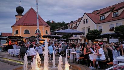 Bild: twi
Bis in die Nacht hinein wird auf dem Marktplatz gefeiert