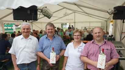 Bild: nib
Zum 25. Mal unterhielten die "Höglinger Buam" die Besucher des Pfarrfestes mit ihrer Musik. Dafür dankten ihnen die Kirchenverwaltung und der Ortsausschuss. Im Bild von links Kirchenpfleger Michael Ruidisch, Josef Scharl, Ortsausschusssprecherin Magdalena Schmidbauer und Johann Brickl.