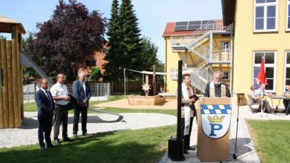 Bild: bjp
Stadtpfarrer Edmund Prechtl und Pfarrer André Fischer (von rechts) erbitten Gottes Segen für das renovierte Haus der Vereine und den Generationenspielplatz. Mit im Bild sind (von links) Bürgermeister Werner Walberer und die Architekten Günther Lenk und Klaus Stiefler. Bild: bjp