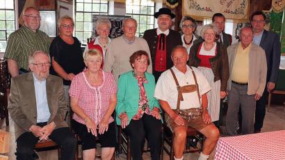 Bild: bsc
Traurig über die Vereinsauflösungen, aber glücklich über den künftigen Ehrenplatz ihrer Vereinsfahnen im Brauerei-Museum zeigten sich die verbliebenen früheren Vorstandsmitglieder vom Schützenverein „Weißenstein“ Friedenfels und Volks- und Gebirgstrachtenverein „Stamm“. Ehemaliger erster Vorsitzender Meinhard Rückerl (vorne links) dankte für den Aufbewahrungsort (hinten von rechts) Thomas Schultes (Geschäftsführer der Friedenfelser Betriebe) und der Besitzerfamilie des Brauerei-Museums, Eberhard und Adelheid von Gemmingen-Hornberg. Mit im Bild der Ehrenvorsitzende des Trachtenvereins, Johann Sperber, und Fahnenbraut Rosa Bauer (vorne von rechts).