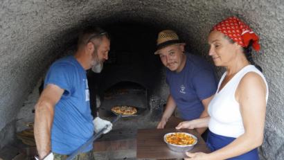 Bild: arw
Schweißtreibende Arbeit für Renate Schwarz, Johannes Meiler und Eka Reber (von rechts) beim Pizzabacken.