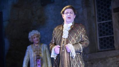 Bild: Tobias Schwarzmeier
Stets spürt Hofkomponist Antonio Salieri (Ruppert Grünbauer, rechts) sein persönliches Verhängnis im Nacken. Das musikalische Wunderkind Mozart (Julian Struck) macht ihm seine Position streitig.