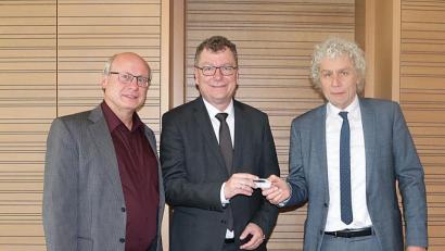 Bild: exb
Von links: Regierungsdirektor am Landratsamt Tirschenreuth Alfred Meyer, Dr. Martin Hermann und Landrat Wolfgang Lippert.