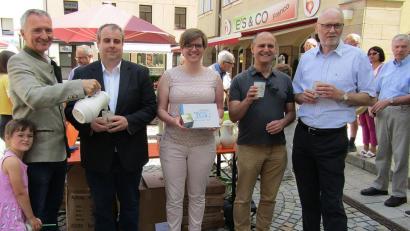 Bild: sck
Aktionsauftakt mit (von links) MdL Harald Schwartz mit Tochter Victoria, CSU-Vorsitzender Bernhard Hinteregger, Maria Regensburger vom Landratsamt, Stadtrat Uwe Ditz und CSU-Geschäftsführer Klaus Riede.