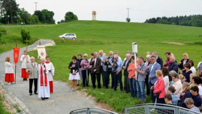 Bild: fdl
Bei einer Flurprozession segnet der Hirschauer Pfarrer Hans-Peter Bergmann die Radbrücke über den Ehenbach