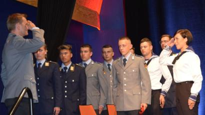 Bild: bö
Matrosin Lena Frank (rechts) meldet dem Bataillonskommandeur, Oberstleutnant Sebastian Erbe, die angetretenen Rekruten.