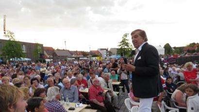 Bild: ubb
Der Entertainer genießt das Bad in der Menge.