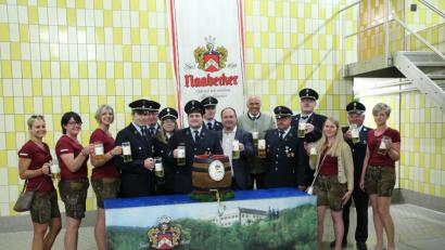 Bild: bnr
"Wir haben eine gute Wahl getroffen", lautete das einhellige Urteil des Jubelvereins, des Patenvereins und der Festdamen. Gemeinsam stießen sie mit den Verantwortlichen der Naabecker Brauerei auf ein gutes Gelingen an.