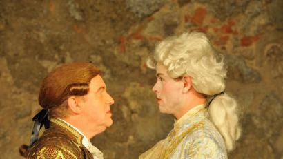 Bild: Landestheater Oberpfalz
Antonio Salieri (Rupert Grünbauer, links) und sein personifiziertes Schicksal, Wolfgang Amadeus Mozart (Julian Struck).