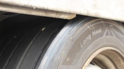 Bild: exb
Der an der Stahlkante schleifende Reifen des Aufliegers.