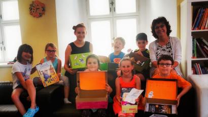 Bild: exb
Eva Rößler, Leiterin der Mittwochsgruppe, fertigte mit den Kindern im Leseclub hübsche Lesekisten. Mit im Bild Michaela Härtl (rechts), Leiterin des Waldershofer Leseclubs.
