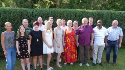 Bild: rn
Mit Bürgermeister Peter Lehr, Pfarrvikar Chinedu Paul Ezenwa (von rechts) und der Familie feiern Brigitte und Helmut Eckert goldene Hochzeit.