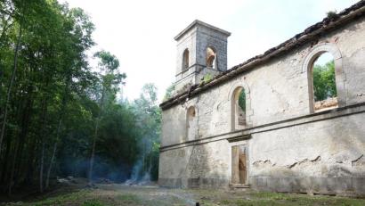 Bild: fjo
Die einstige Kirche Mariä Heimsuchung in Nove Domky (Neuhäusl) unweit von Reichenau soll in Kürze einen neuen Dachstuhl und die restaurierte Kirchturmspitze zurückerhalten. Die noch rauchenden Aschehaufen künden von der Säuberungsaktion am Wochenende.
