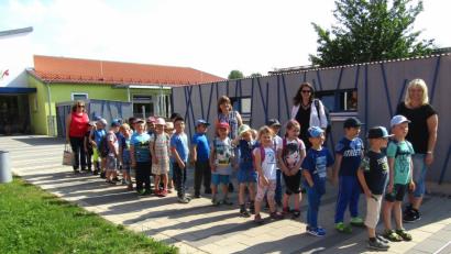Bild: fvo
Start der Jubiläumswanderung. Tschechische und deutsche Kinder der Kita wandern zum Gursnhof nach Woppenrieth
