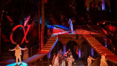 Bild: Luisenburg-Festspiele/Miedl
Mit einer opulenten Inszenierung des Schauspiels "Die Päpstin" wurde am Freitag die Abendspielzeit der Luisenburg-Festspiele eröffnet