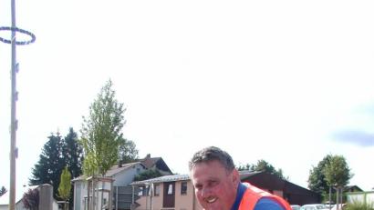 Bild: gis
Bauhofleiter Richard Ehlich zieht die Sicherheitsweste aus.