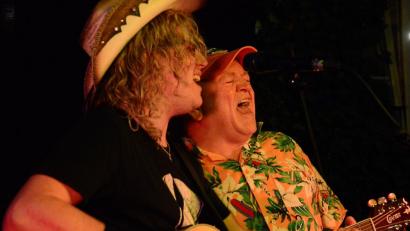 Bild: Kunz
Plötzlich Partner: Mathias "Lemmy" Kiener aus Pleystein und Eric Zehnbauer aus St. Louis interpretieren auf der "Live Stage" Bon Jovis "Wanted dead or alive".