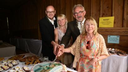 Bild: bey
Landrat Andreas Meier, "Tortenkünslerin" Svetlana Völkl, Bürgermeister Rudolf Schopper und Rita Kielhorn schneiden gemeinsam die Jubiläumstorte an.
