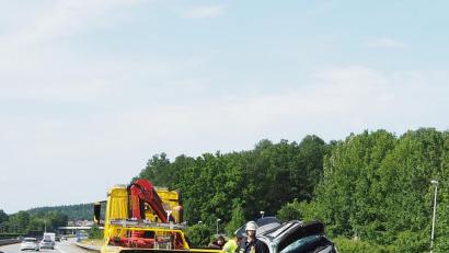 Bild: bl
Mit einem Kran musste der Abschleppwagen das Unfallfahrzeug bergen, das halb über der Leitplanke hing. Die Insassen kamen mit leichten Verletzungen davon.