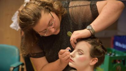 Bild: Tobias Schwarzmeier
Nicht zu sparsam auftragen: Das Make-Up von Saskia Lang (hier bei Theresa Weidhas) muss auch in den hinteren Zuschauerreihen noch die Mimik der Darsteller effektvoll verstärken.