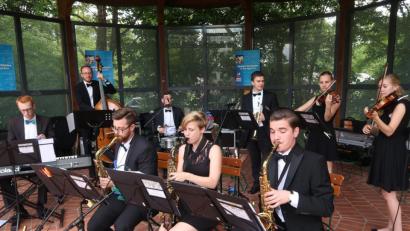 Bild: Kunz
Diszipliniert: Das "Kaiser Salonorchester" spielt bekannte und weniger bekannte Melodien aus den 30ern und 40ern.