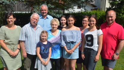 Bild: jr
Nur im kleinen Kreis wurde am Samstag der 80. Geburtstag von Käthe Bauer gefeiert. Die große Familienfeier steigt erst am kommenden Samstag, wenn alle Kinder mit dabei sind. Unser Bild zeigt (von links) Schwiegertochter Andrea, Ehemann Karl Bauer, Bürgermeister Johann Burger, Enkelin Valentina, Jubilarin Käthe Bauer, Nachbarstochter Anna Dill, Enkelin Anna sowie die Familie Dill mit Maria, Theresia und Josef. Sie alle ließen die Jubilarin hochleben.