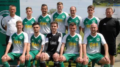 Bild: gb
Beim Trainingsauftakt stellte Landesligist SV Mitterteich seine Neuzugänge vor. Hinten von links: Sportlicher Leiter Rainer Fachtan, Kevin Grünauer, Daniel Lauterbach, Fabian Lorenz, Michael Mark, Fabian Bilz und Trainer Andreas Lang. Vorne von links: Jonas Federer, Maximilian Christl (noch nicht ganz sicher), Tim Lauterbach, Florian Reich und Thomas Wildenauer.