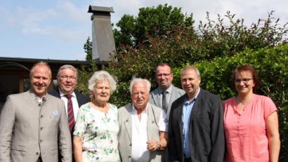 Bild: ads
Zahlreiche Gratulanten überbringen Hans Albrecht (Mitte) im Beisein seiner Gattin Edda (daneben) die Glückwünsche, darunter Bürgermeister Josef Reindl (Zweiter von links.) und eine Abordnung der CSU.