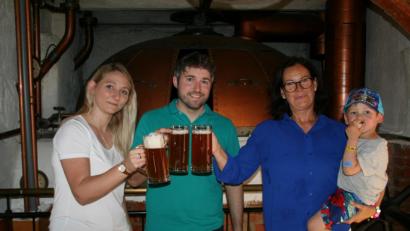 Bild: fpoz
Prosit auf die Eröffnung: Im Bild von links Maria Förster, Johannes Medick und Bürgermeisterin Friederike Sonnemann mit Enkel Frederik.