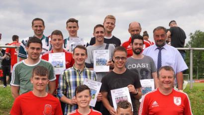 Bild: fvo
Die Gewinner der Förderkreis Fußball-Marktmeisterschaften mit den Torschützenkönig Julian Grünauer (vorne Zweiter von rechts).