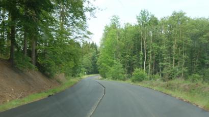 Bild: fjo
Noch fehlt die Markierung. Die Teilstrecke inmitten eines Waldgebiets lässt kaum auf die einstige Hauptverkehrsader zwischen Nürnberg und Pilsen schließen, die derzeit zwischen Sankt Katerina und Primda eine umfassende Sanierung erfährt.