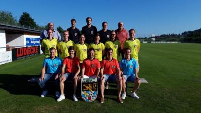 Bild: gel
Ein bunte Truppe. Die Top-Schiedsrichter Ambergs hinten von links in schwarzen Trikots: Matthias Kraus, Thomas Ehrnsperger, Benjamin Mignon. Mitte von links die Landesliga-Schiris in Gelb: Julian Roidl, Moritz Fischer, Mathias Zahn, Konas Kohn, Manuel Röhrer, Tim Schuller. In Rot vorne von links die Bezirksliga-Schiris: Lukas Schwendner, Adrian Kohn, Sergej Alscheko, Felix Hahn fehlt. Die Förder-Schiris (blau) Julian Rupp (links) und Nico Wiehrl (rechts).
