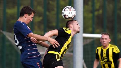Bild: exb
Der Grafenwöhrer Johannes Renner (Mitte) kommt vor dem Kickers-Spieler an den Ball. Die Mannschaft von Trainer Roland Lang musste eine 0:4-Heimniederlage gegen Kickers Selb hinnehmen.