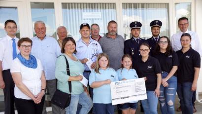 Bild: bkr
Geschäftsstellenleiter Matthias Fütterer und Raiffeisenbank-Mitarbeiterin Helga Hofweller (von links) sowie Vorstandssprecher Joachim Geyer (hinten, rechts) überreichten an die Vertreter der Vereine Anteile des Gewinnsparens (hinten, von links): Eberhard Besold, Alois Melzner, Stefanie Scherer, Thomas Moller, Thomas Hößl, Ralf Menzl, André Bauer und Christopher Buchbinder. Annemarie Zaus (vorne rechts) hatte zur Verstärkung Mitglieder der „Bunten Töne“ (links daneben und mit Scheck) mitgebracht.