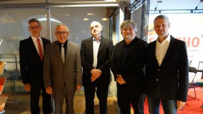 Bild: wsu
Sie eröffneten im Salzstadel die 35. Ausgabe der „Tage Alter Musik Regensburg“: Franz-Xaver Lindl von der Sparkasse, Bürgermeister Jürgen Huber sowie die Initiatoren Stephan Schmid, Ludwig Hartmann und Paul Holzgartner (von links).