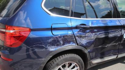 Bild: jma
Der BMW wurde an der Seite starkt beschädigt.